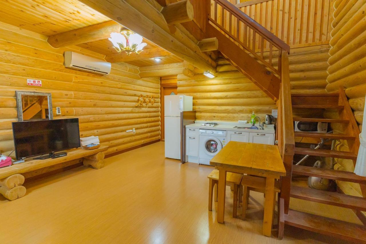 Jungmun Log Pension&Resort Seogwipo Extérieur photo
